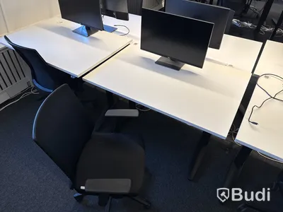 2 st. höj- och sänkbara skrivbord, 2 st. kontorsstolar och 2 st. datorskärmar
