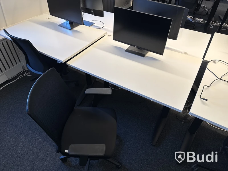 2 st. höj- och sänkbara skrivbord, 2 st. kontorsstolar och 2 st. datorskärmar