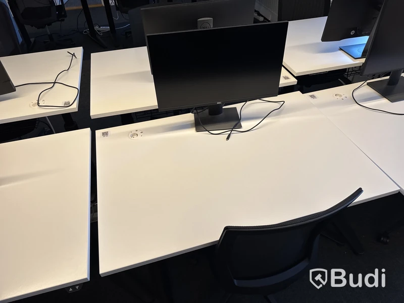 2 st. höj- och sänkbara skrivbord, 2 st. kontorsstolar och 2 st. datorskärmar