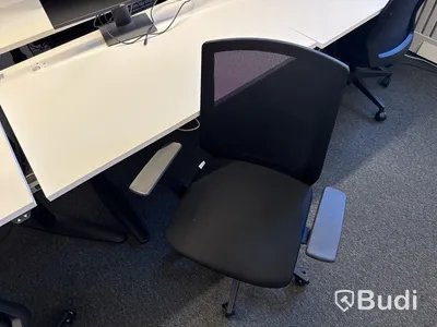 2 st. höj- och sänkbara skrivbord, 2 st. kontorsstolar och 2 st. datorskärmar