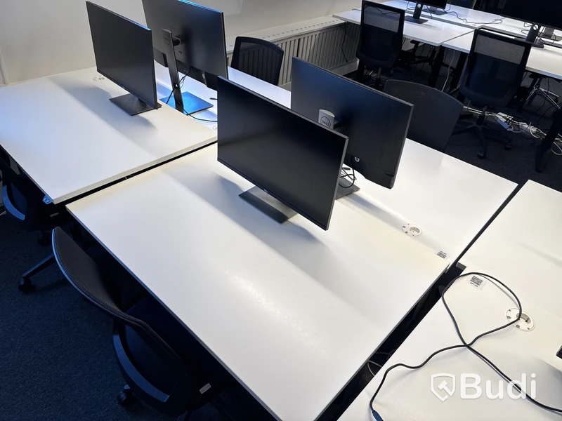2 st. höj- och sänkbara skrivbord, 2 st. kontorsstolar och 2 st. datorskärmar