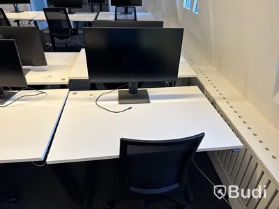 2 st. höj- och sänkbara skrivbord, 2 st. kontorsstolar och 2 st. datorskärmar
