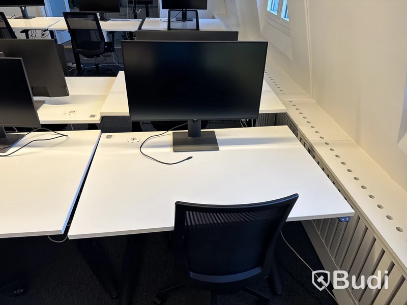 2 st. höj- och sänkbara skrivbord, 2 st. kontorsstolar och 2 st. datorskärmar