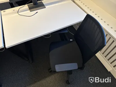 2 st. höj- och sänkbara skrivbord, 2 st. kontorsstolar och 2 st. datorskärmar