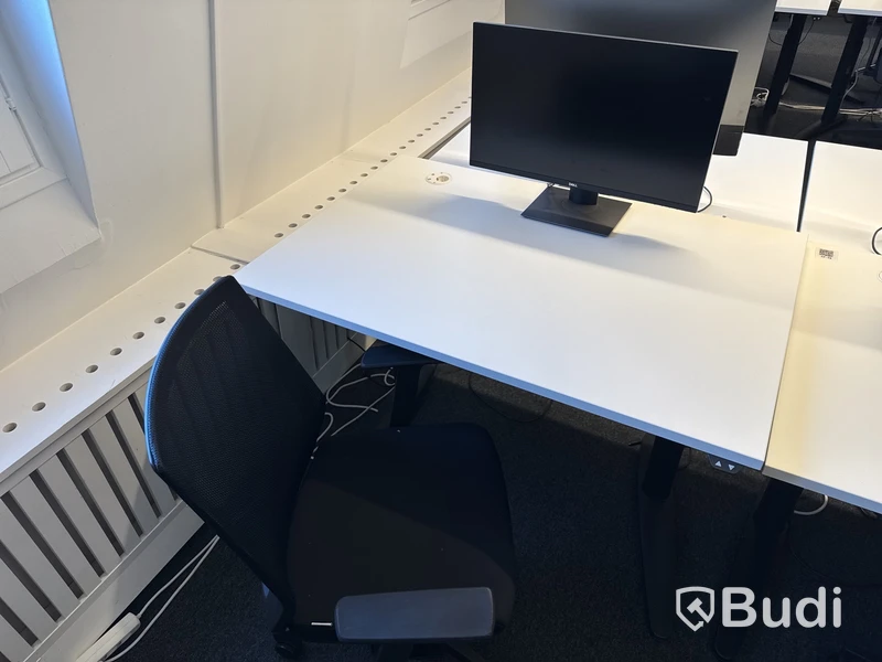 2 st. höj- och sänkbara skrivbord, 2 st. kontorsstolar och 2 st. datorskärmar