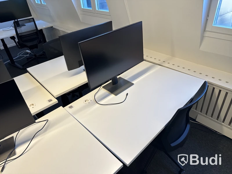 2 st. höj- och sänkbara skrivbord, 2 st. kontorsstolar och 2 st. datorskärmar