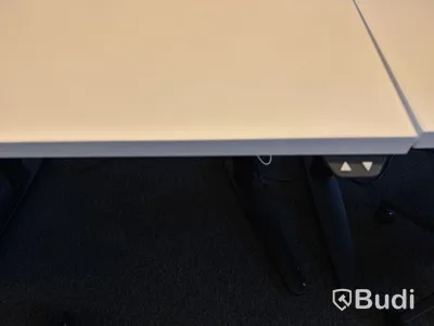 Höj- och sänkbart skrivbord, kontorsstol och datorskärm