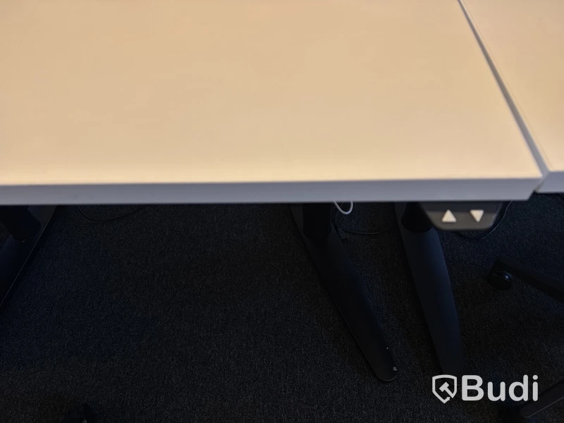 Höj- och sänkbart skrivbord, kontorsstol och datorskärm