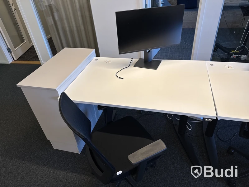 Höj- och sänkbart skrivbord, kontorsstol och datorskärm