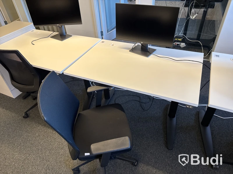 Höj- och sänkbart skrivbord, kontorsstol och datorskärm