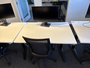 Höj- och sänkbart skrivbord, kontorsstol och datorskärm