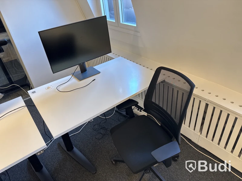 Höj- och sänkbart skrivbord, kontorsstol och datorskärm