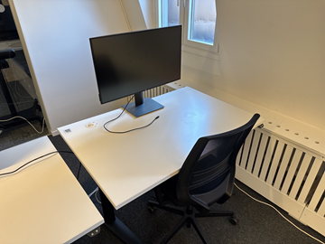 Höj- och sänkbart skrivbord, kontorsstol och datorskärm