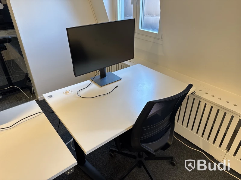 Höj- och sänkbart skrivbord, kontorsstol och datorskärm