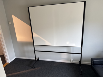 Whiteboard-tavla på hjul