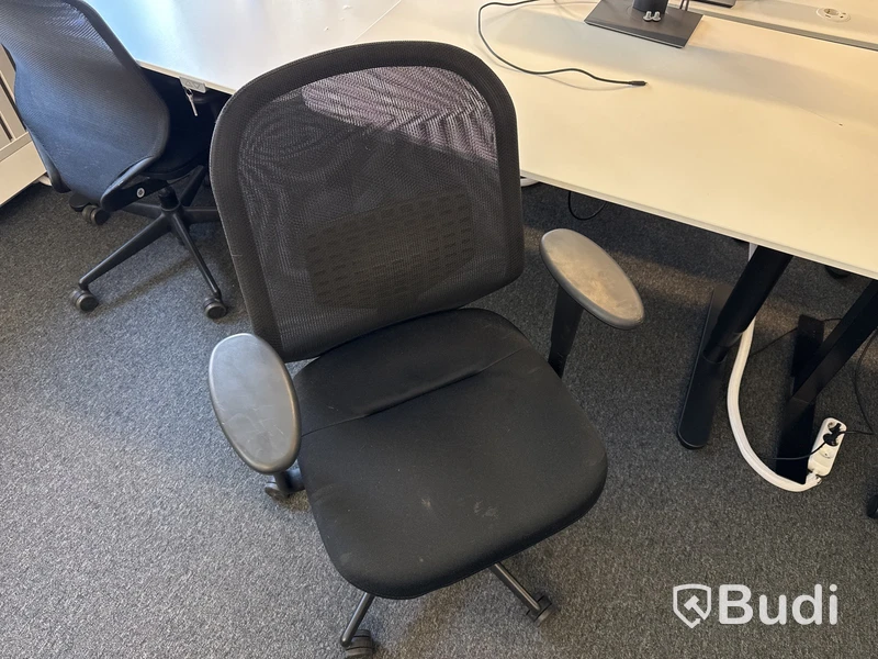 Höj- och sänkbart skrivbord med kontorsstol och datorskärm