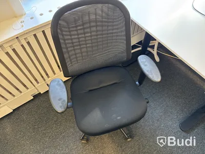 Höj- och sänkbart skrivbord med kontorsstol och datorskärm