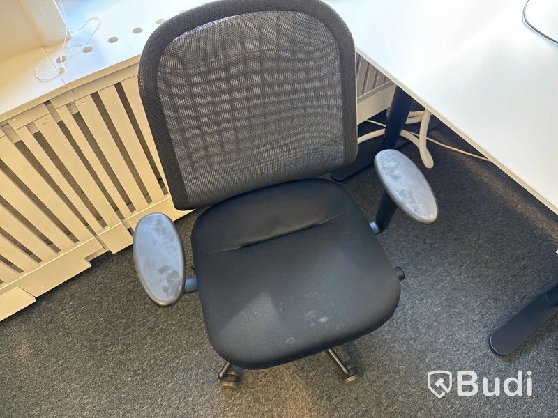 Höj- och sänkbart skrivbord med kontorsstol och datorskärm