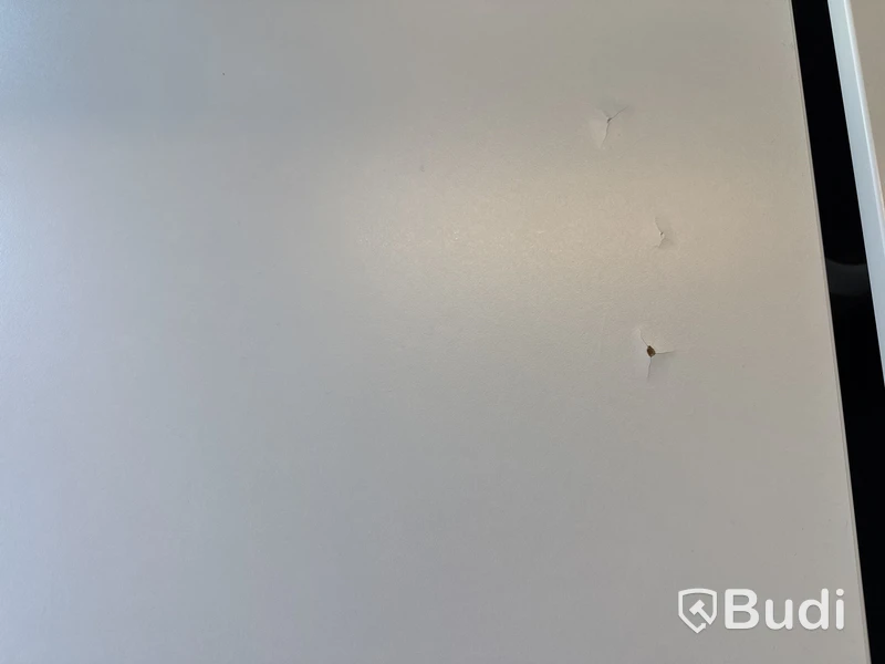 Höj- och sänkbart skrivbord med kontorsstol och datorskärm