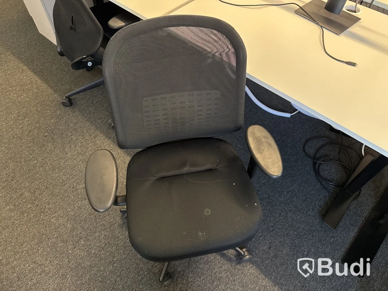 Höj- och sänkbart skrivbord med kontorsstol och datorskärm