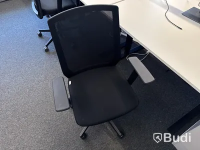 Höj- och sänkbart skrivbord med kontorsstol och datorskärm