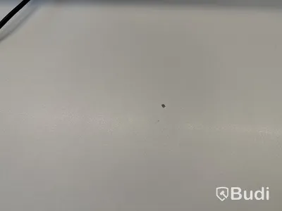 Höj- och sänkbart skrivbord med kontorsstol och datorskärm