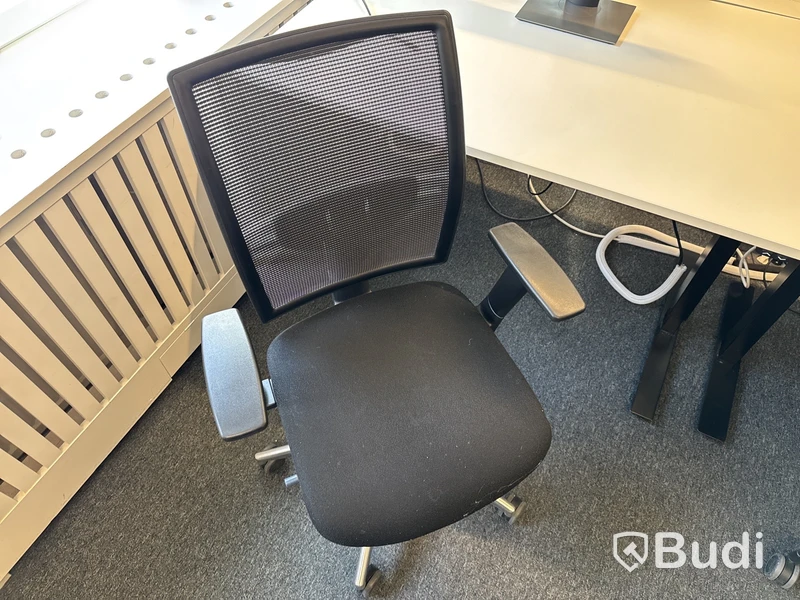 Höj- och sänkbart skrivbord med kontorsstol och datorskärm