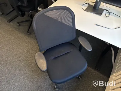Höj- och sänkbart skrivbord med kontorsstol och datorskärm