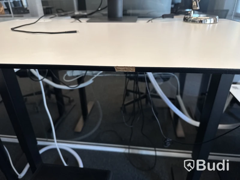 Höj- och sänkbart skrivbord med kontorsstol och datorskärm
