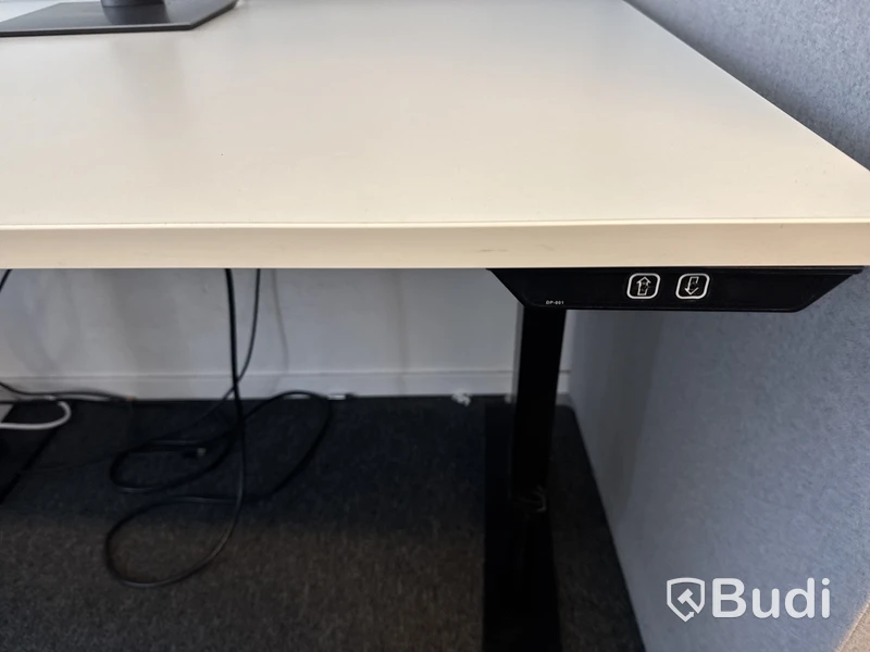 Höj- och sänkbart skrivbord med kontorsstol och datorskärm