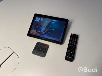 Konferensutrustning med kamera och TV-skärm