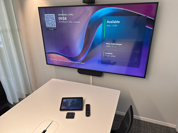 Konferensutrustning med kamera och TV-skärm