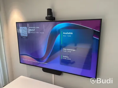Konferensutrustning med kamera och TV-skärm