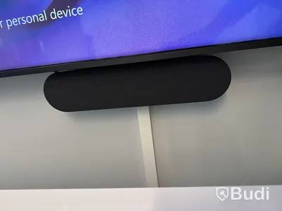 Konferensutrustning med kamera och TV-skärm