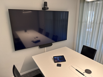 Konferensutrustning med kamera och TV-skärm