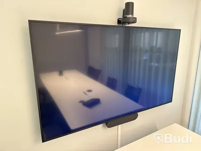Konferensutrustning med kamera och TV-skärm