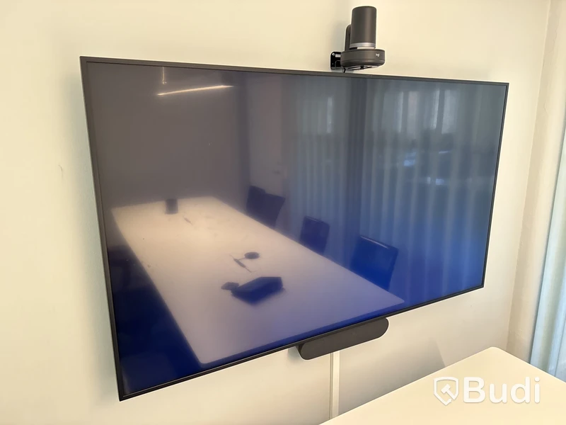 Konferensutrustning med kamera och TV-skärm