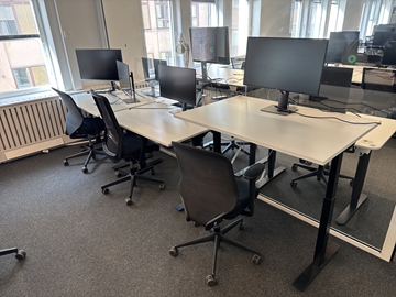 3 st. Höj- och sänkbara skrivbord, 3 st. kontorsstolar och 3 st. datorskärmar