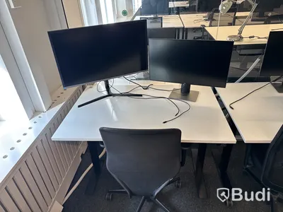 3 st. Höj- och sänkbara skrivbord, 3 st. kontorsstolar och 3 st. datorskärmar