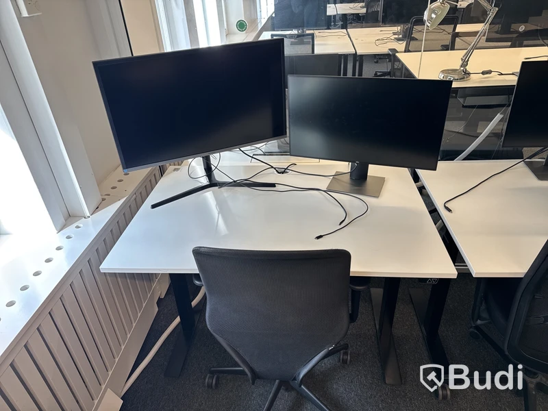 3 st. Höj- och sänkbara skrivbord, 3 st. kontorsstolar och 3 st. datorskärmar