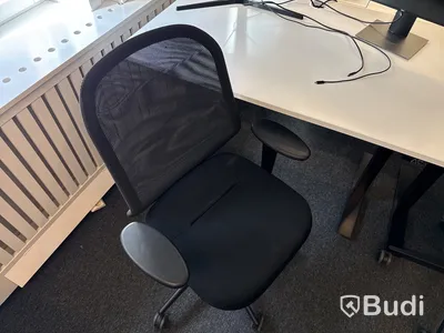 3 st. Höj- och sänkbara skrivbord, 3 st. kontorsstolar och 3 st. datorskärmar