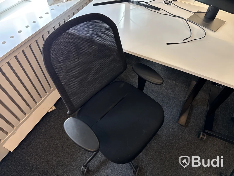 3 st. Höj- och sänkbara skrivbord, 3 st. kontorsstolar och 3 st. datorskärmar