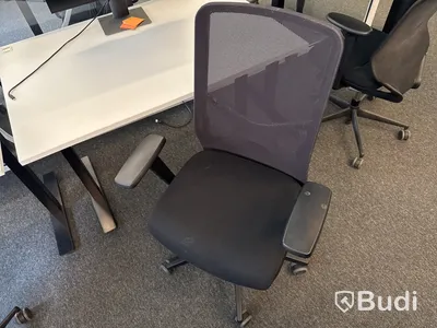 3 st. Höj- och sänkbara skrivbord, 3 st. kontorsstolar och 3 st. datorskärmar