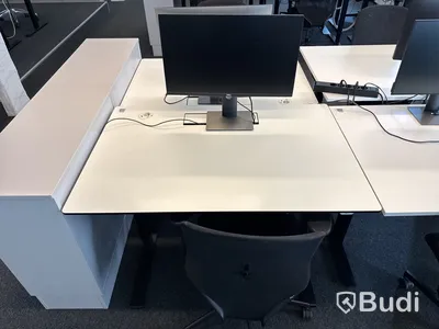 3 st. Höj- och sänkbara skrivbord, 3 st. kontorsstolar och 3 st. datorskärmar