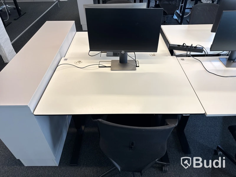 3 st. Höj- och sänkbara skrivbord, 3 st. kontorsstolar och 3 st. datorskärmar