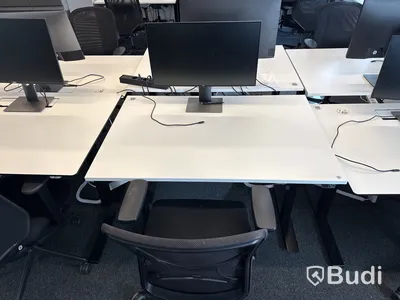 3 st. Höj- och sänkbara skrivbord, 3 st. kontorsstolar och 3 st. datorskärmar
