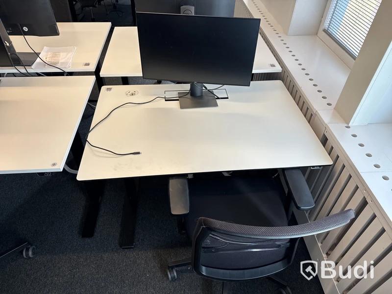 3 st. Höj- och sänkbara skrivbord, 3 st. kontorsstolar och 3 st. datorskärmar