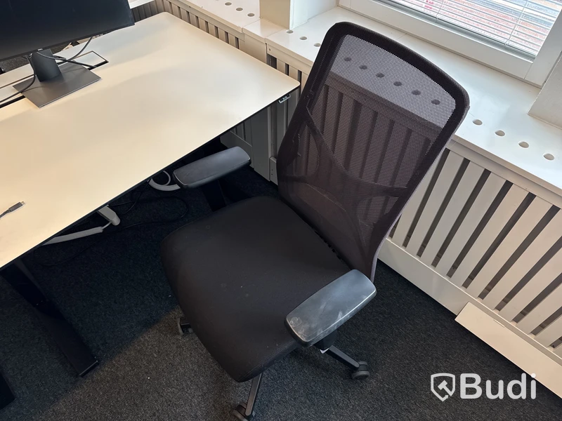 3 st. Höj- och sänkbara skrivbord, 3 st. kontorsstolar och 3 st. datorskärmar