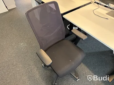 3 st. Höj- och sänkbara skrivbord, 3 st. kontorsstolar och 3 st. datorskärmar