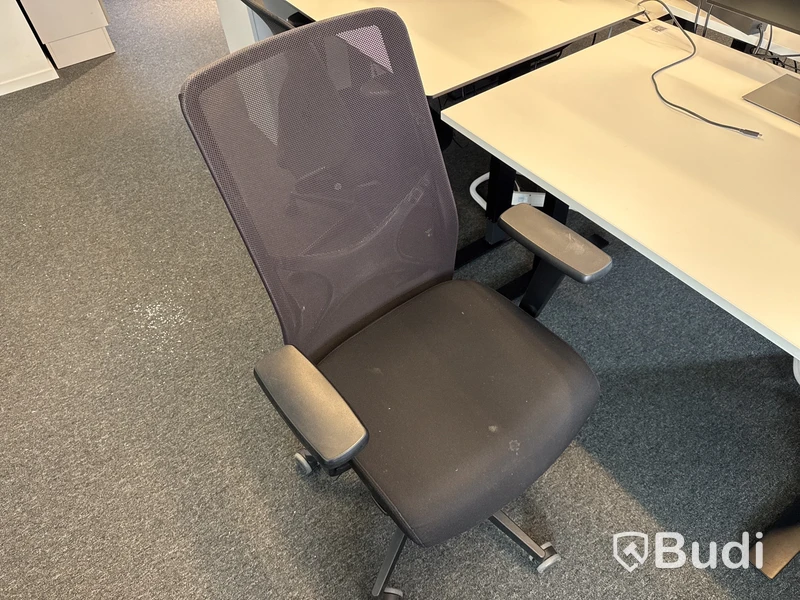 3 st. Höj- och sänkbara skrivbord, 3 st. kontorsstolar och 3 st. datorskärmar